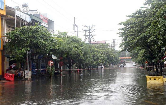 Mưa lớn kéo dài ở Phú Thọ khiến nhiều xã bị cô lập, TP Việt Trì ngập trong biển nước. (Ảnh: Tienphong)