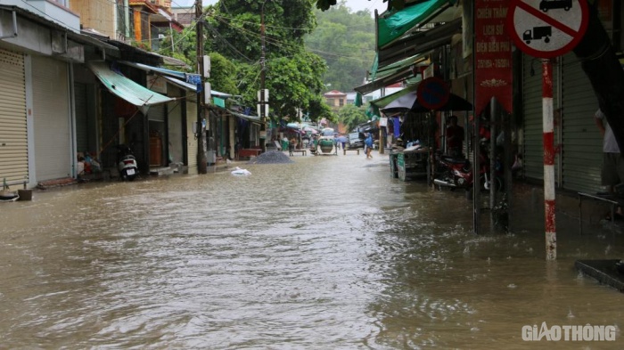 Do mực nước ngập sâu khiến việc di chuyển của người dân gặp nhiều khó khăn. (Ảnh: Baogiaothong)