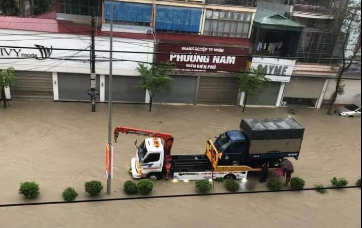 Mưa lớn ở Điện Biên, TP Điện Biên Phủ ngập trong biển nước.