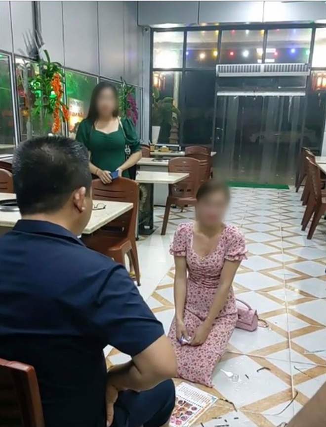 Vụ cô gái trẻ bị chủ quán ăn bắt quỳ gối vì 'bóc phốt' đồ ăn mất vệ sinh: Chủ quán ăn lên tiếng? (Ảnh cắt từ video)