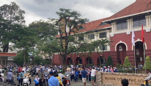 Trường Nguyễn Khuyến bị phạt 15 triệu đồng vì cho hơn 800 học sinh đến trường. (Ảnh: NLD)