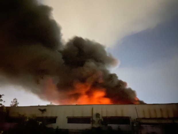 Cháy kho xưởng một công ty ở quận Bình Tân, cột khói cao hàng chục mét. (Ảnh: phapluatbandoc)