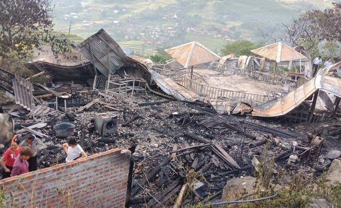 5 ngôi nhà bị thiêu rụi trong khu nghỉ dưỡng ở Sa Pa, một người tử vong. (Ảnh: NLD)