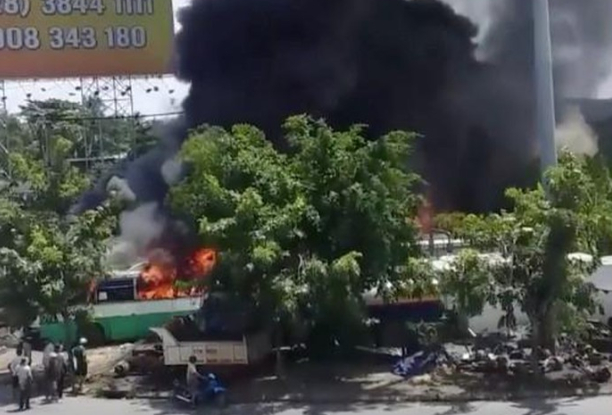 Cháy bãi giữ xe ở Sài Gòn, hơn 10 xe ô tô bi thiêu rụi