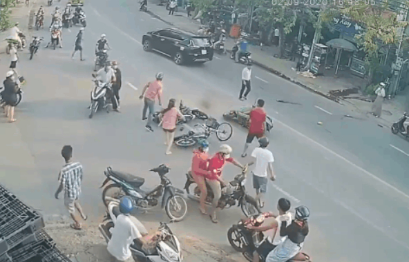 Video: Người dân vây bắt nam thanh niên giật dây chuyền cô gái đang chờ sang đường. (Ảnh cắt từ video)