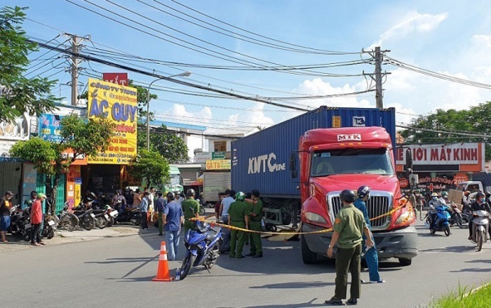 Tin tức tai nạn giao thông mới nhất ngày 5/9: Va chạm với xe container, 2 người phụ nữ đi xe máy tử vong. (Ảnh: Baogiaothong)
