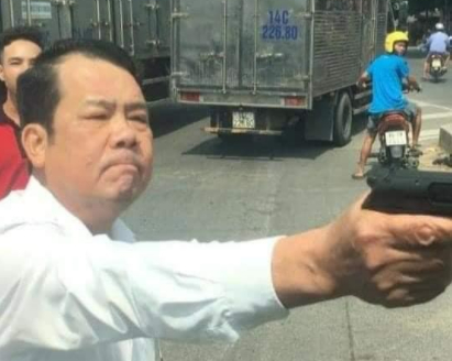 Bắt khẩn cấp người đàn ông rút súng doạ bắn người “vỡ sọ” ở Bắc Ninh.