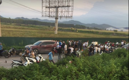 Xe 16 chỗ tông cảnh sát cơ động tử vong ở Bắc Giang