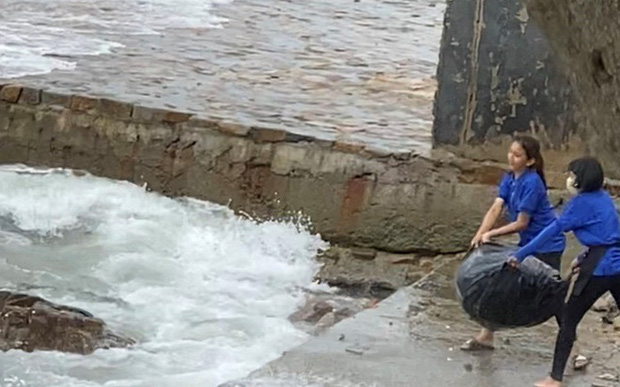 Thu hồi giấy kinh doanh quán cà phê ở Vũng Tàu có nhân viên đẩy rác xuống biển