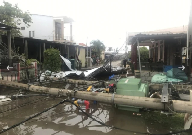 Theo thống kê, hiện tại Thừa Thiên Huế có 1 người chết, 23 người bị thương trong đó có 2 người thương nặng; 1.664 nhà tốc mái, 3 nhà ở huyện Phú Lộc bị sập. Ảnh: Lao Động