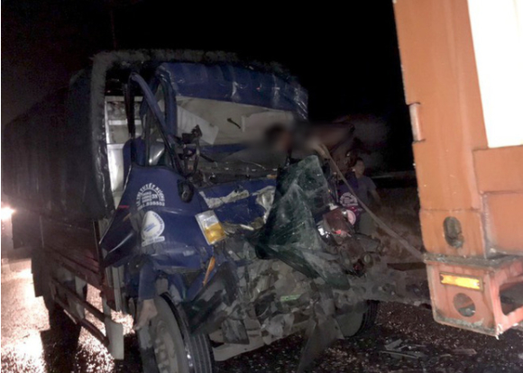 Tin tức tai nạn giao thông mới nhất ngày 20/9: Xe tải tông xe đầu kéo biến dạng, 2 người tử vong. (Ảnh: Tienphong)