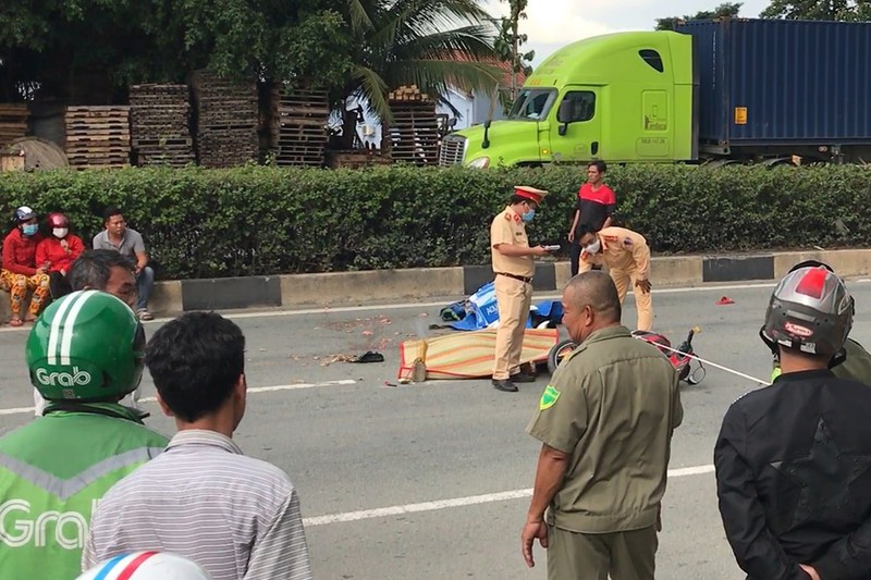 Tin tức tai nạn giao thông mới nhất ngày 21/9: Va chạm với xe container, hai người đàn ông tử vong tại chỗ. (Ảnh: PLO)