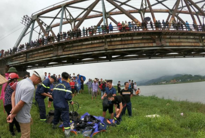 Tặng huy hiệu Tuổi trẻ dũng cảm cho tài xế tử vong vì nhảy xuống sông cứu cô gái trẻ ở Bắc Giang
