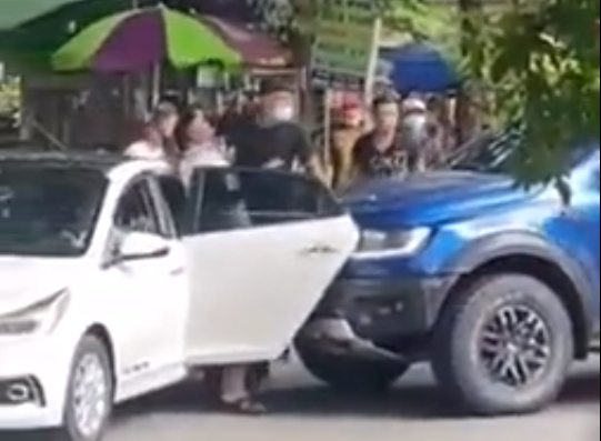 Video: Xe bán tải lao vào nhóm thanh niên đang hỗn chiến giữa đường gây xôn xao dư luận. (Ảnh cắt từ video)