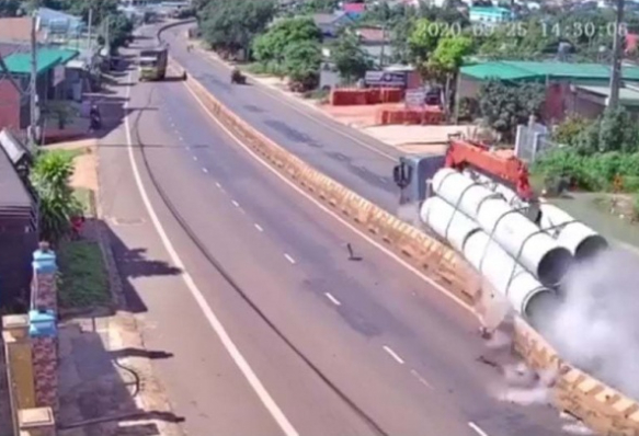 Xe tải chở ống cống, chạy tốc độ cao bị tai nạn ở Đắk Lắk