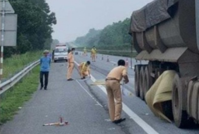 Tin tức tai nạn giao thông mới nhất ngày 26/9: Nhảy từ ô tô xuống đường, bị xe đầu kéo cán tử vong.