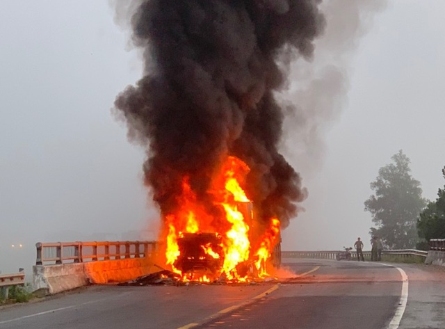 Xe container bốc cháy dữ dội trên quốc lộ 1A. (Ảnh: Dantri)