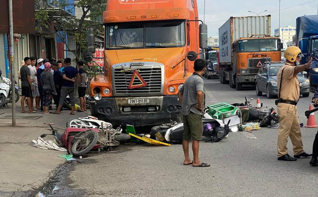 Tin tức tai nạn giao thông mới nhất ngày 29/9: Xe đầu kéo tông 6 xe máy đi cùng chiều ở Hải Phòng. (Ảnh: phapluatbandoc)