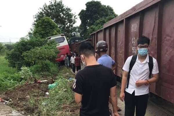 Tàu hỏa va chạm với xe đưa đón học sinh ở Hà Nội, 2 người nhập viện cấp cứu