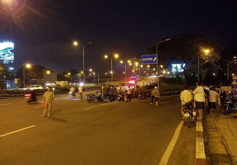 Người đàn ông tử vong cạnh xe máy trên đường Võ Văn Kiệt. (Ảnh: Thoidai)