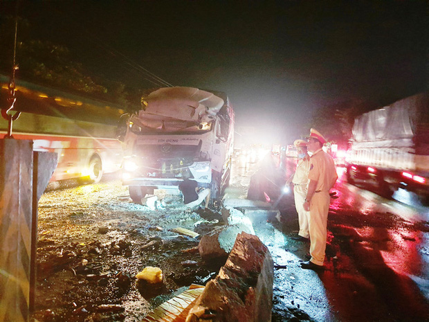 Tin tức tai nạn giao thông mới nhất ngày 7/10: Xe khách tông dải phân, 1 người chết, 19 người bị thương. (Ảnh: NLD)