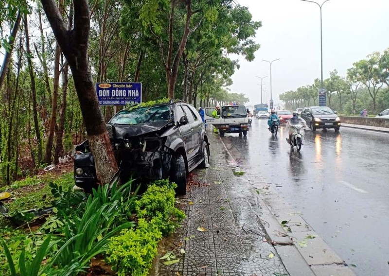 Tin tức tai nạn giao thông mới nhất ngày 8/10: Ô tô tông gốc cây trong mưa lớn, 2 người bị thương. (Ảnh: Thoidai)