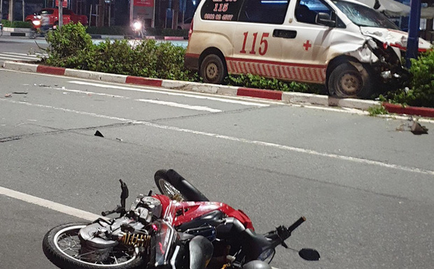 Xe cấp cứu tông xe máy qua đường, nam thanh niên nhập viện. (Ảnh: Nguoiduatin)