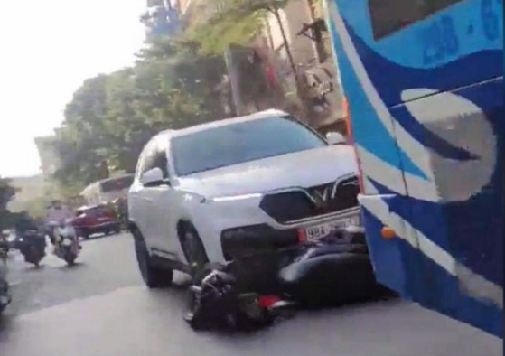 ‘Ô tô điên’ kéo lê xe SH trên phố Hà Nội
