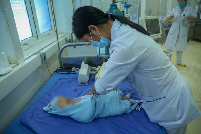 Thêm nhiều trẻ nhập viện sau khi tiêm vắc xin ở Sơn La. (Ảnh: NLD)