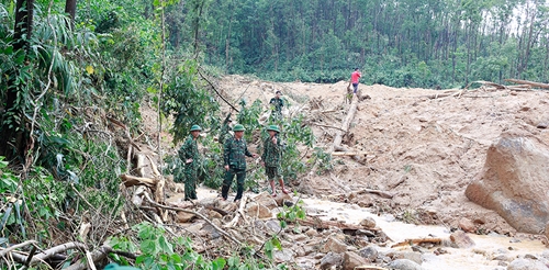 Cảnh vật ngổn ngang tại khu vực 13 cán bộ Quân khu 4, Bộ CHQS tỉnh Thừa Thiên Huế và chính quyền địa phương mất liên lạc.