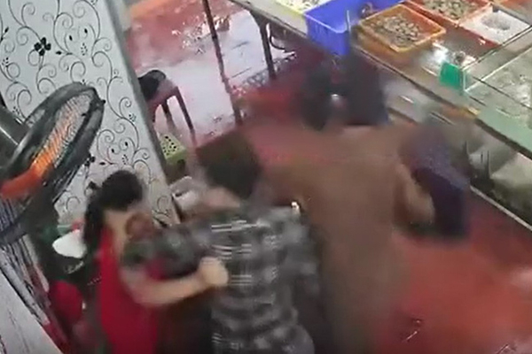 Video: Người đàn ông xông vào túm tóc đánh chủ quán hải sản vì không cho ‘mua chịu’. (Ảnh cắt từ video)