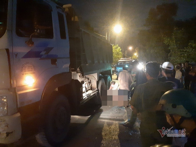 Tin tức tai nạn giao thông mới nhất ngày 17/10: Tránh ổ gà giữa đường Sài Gòn, thanh niên bị xe tải cán chết. (Ảnh: Vietnamnet)