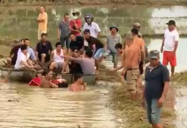 Quảng Nam: Hai học sinh qua cầu bị trượt chân rơi xuống nước sâu, một người tử vong. (Ảnh: NLD)