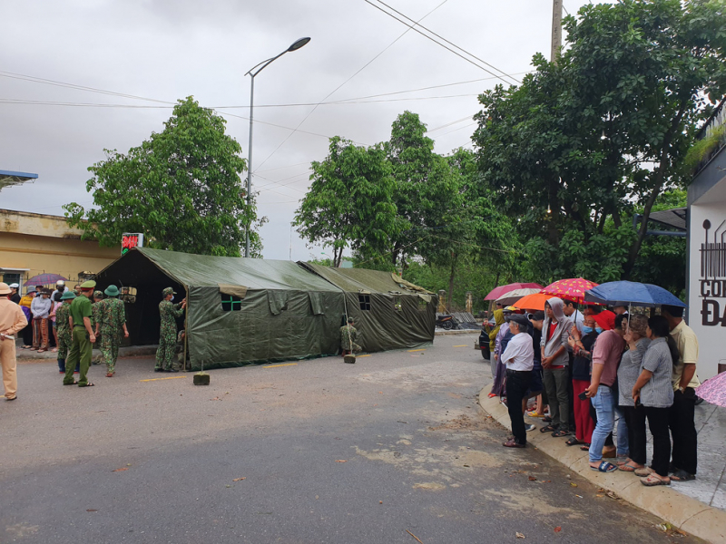 Lán trại trước cổng vào nhà thi đấu vừa được quân đội dựng lên. (Ảnh: Tuoitre)