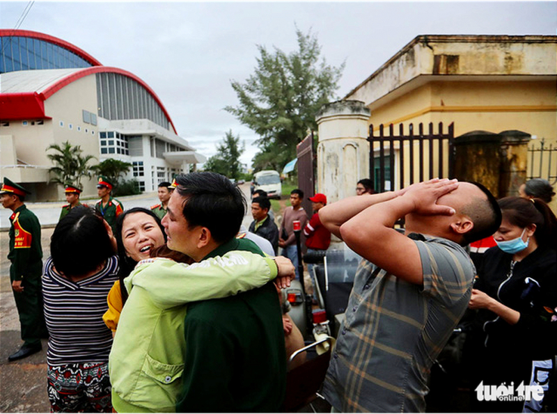 Đưa thi thể 22 chiến sĩ về Đông Hà: Người thân khóc nghẹn, bám vào xe cứu thương. (Ảnh: tuoitre)