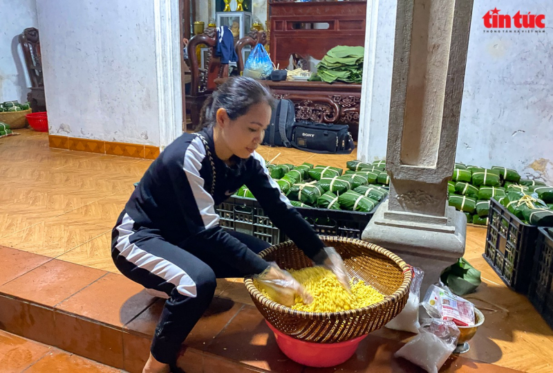 Người dân làng La Phù (huyện Hoài Đức, Hà Nội) cùng nhau thức đêm gói gần 2.000 chiếc bánh chưng để kịp thời tiếp tế, cứu trợ tới đồng bào các tỉnh miền Trung. (Ảnh: Báo Tin Tức)