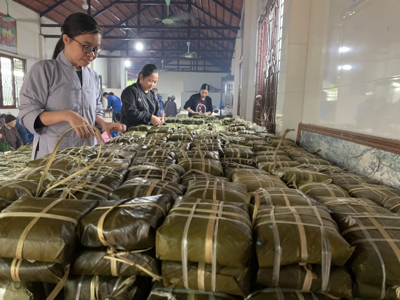 Được biết, chùa Đình Quán dự định sẽ gói thêm vài nghìn chiếc bánh để chuyển đến Huế và Quảng Bình. (Ảnh: Đất Việt)