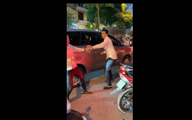 Hai nam tài xế đuổi đánh nhau trên phố Hà Nội. (Ảnh cắt từ video)