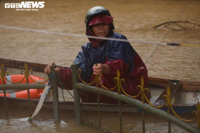 Quảng Bình đang chịu ảnh hưởng nặng nề do mưa lũ suốt nhiều ngày qua. (Ảnh: VTC)