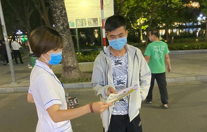 Cán bộ y tế xuống đường tuyên truyền người dân đeo khẩu trang để phòng, chống dịch COVID-19. (Ảnh:Laodong)