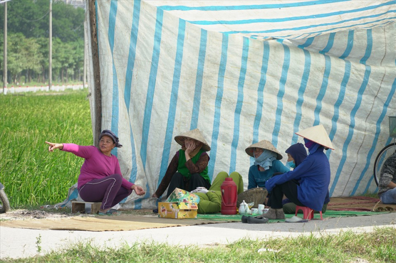Người dân lại dựng lều bạt ngăn xe vào bãi rác Nam Sơn. (Ảnh: Laodong)