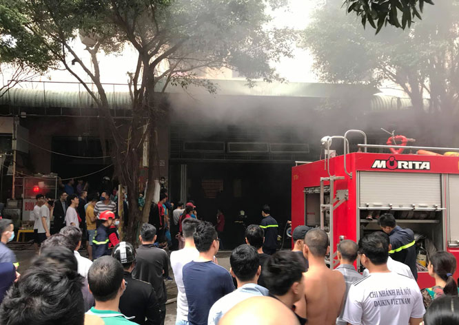 Cháy tại hầm chung cư Đại Thanh, cư dân hoảng hốt chạy ra đường