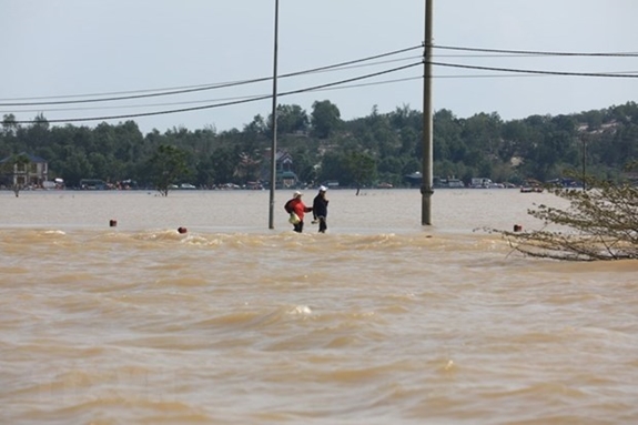 Bộ Quốc phòng lập 2 đoàn kiểm tra ứng phó khẩn cấp bão số 9. (Ảnh một số nơi tại huyện Lệ Thủy nước vẫn ngập sâu. Nguồn: TTXVN)