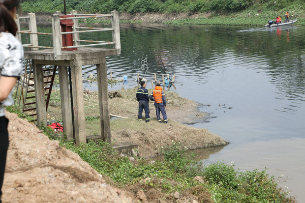 Tìm thấy thi thể nữ sinh Học viện Ngân hàng dưới sông Nhuệ. (Ảnh: Phapluatbandoc)