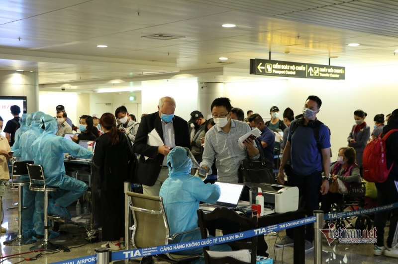 Cách ly 38 người ở TP HCM tiếp xúc gần với chuyên gia Hàn Quốc nhiễm COVID-19. (Ảnh công tác kiểm dịch Covid-19 tại sân bay Tân Sơn Nhất. Nguồn: Vietnamnet)