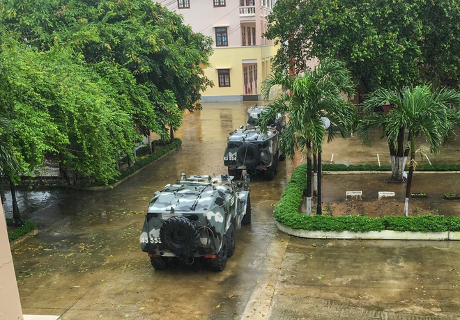 Điều xe lội nước BTR 152 ứng phó bão số 9. (Ảnh: Zing)