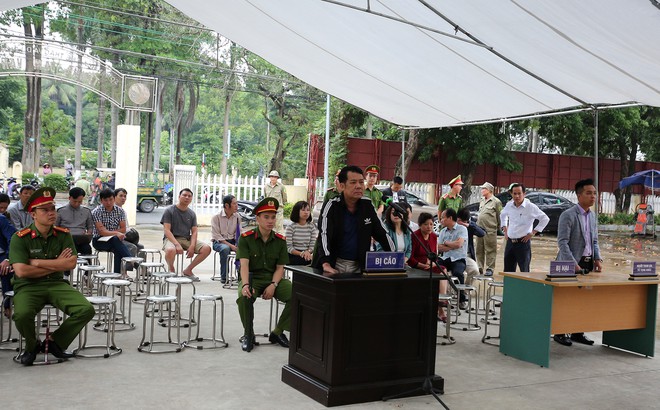 Giám đốc rút súng dọa giết tài xế ở Bắc Ninh bị tuyên phạt 18 tháng tù giam. (Ảnh: Thanhnien)
