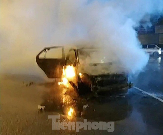 Tin tức tai nạn giao thông mới nhất ngày 31/10: Xe ô tô bốc cháy dữ dội ở thành phố Lạng Sơn. (Ảnh: Tienphong)