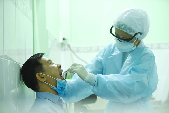 Khử trùng COVID-19 khoa hồi sức cấp cứu Bệnh viện đa khoa tỉnh Quảng Ninh. (Ảnh: Tiến hành lấy mẫu xét nghiệm COVID-19. Nguồn: TTO)
