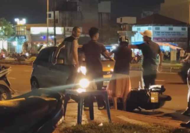 Video: Xảy ra va chạm, tài xế ô tô hung hăng tấn công đối phương